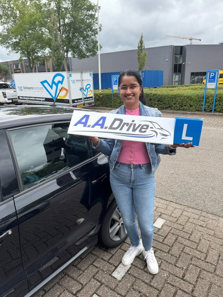 Ardjena, geslaagd in één keer bij A.A.Drive met het dakbord van de lesauto