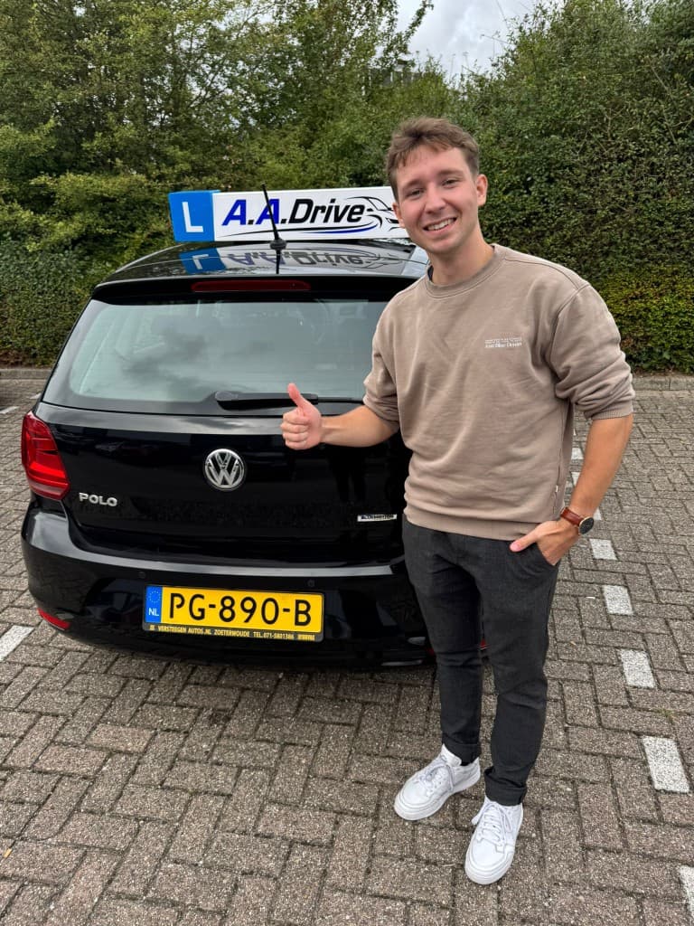 Amadeus naast de Volkswagen Polo van A.A.Drive