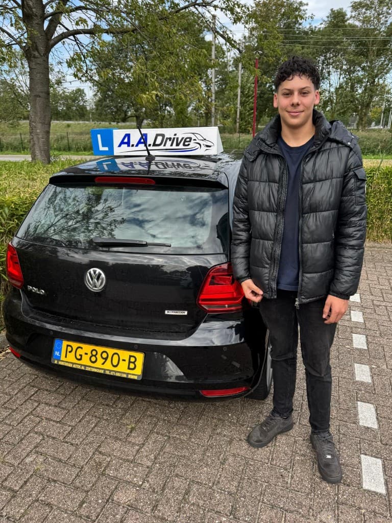 Jan-Willem, geslaagd bij A.A.Drive naast de Volkswagen Polo