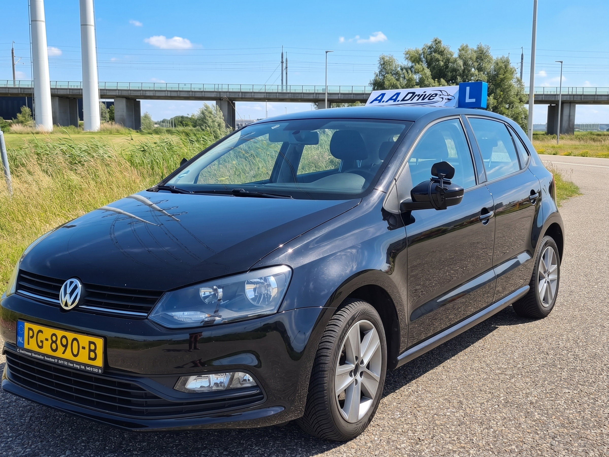Voorzijde Volkswagen Polo lesauto van A.A.Drive