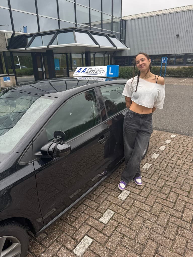 Elise naast de Volkswagen Polo bij het CBR